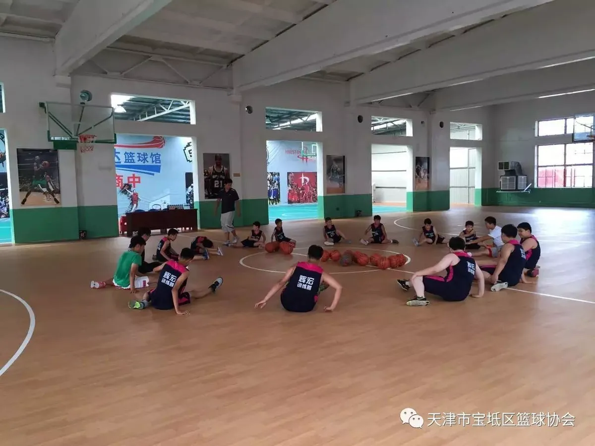 小学生如何开始学习篮球接球技巧?_0