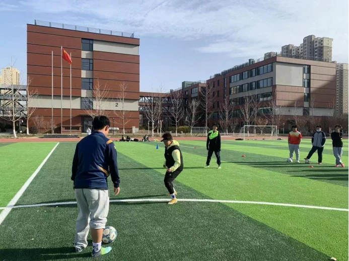小学生如何开始学习篮球接球技巧?_2